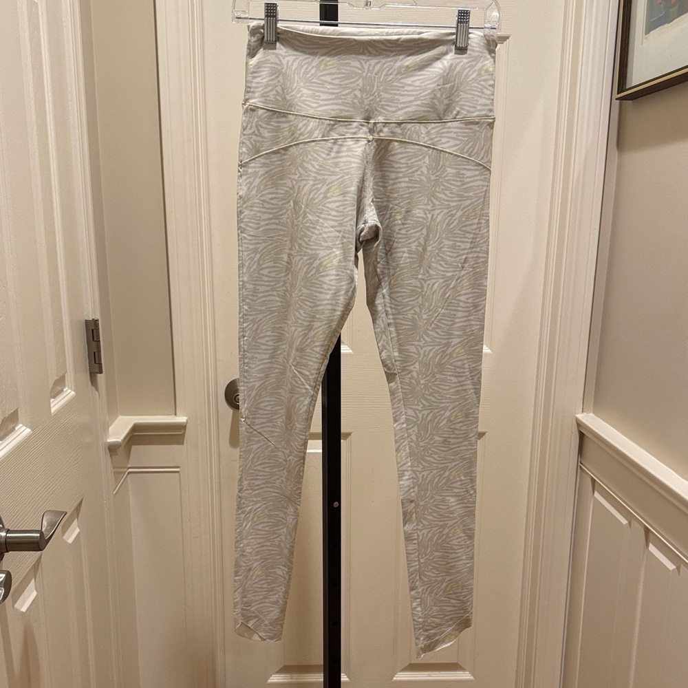 YUJ White and Gray Patterned Yoga Leggings